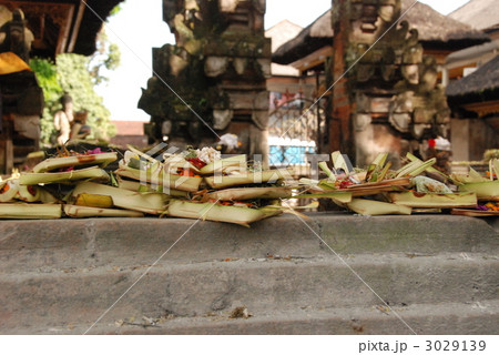 バリヒンドゥーのお供え物（ウブド･バリ島／インドネシア） 3029139