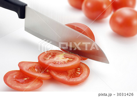 トマトを切るの写真素材