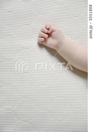 シーツの上の赤ちゃんの手 3031808