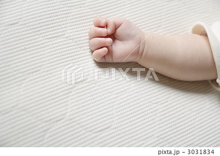 シーツの上の赤ちゃんの手 3031834