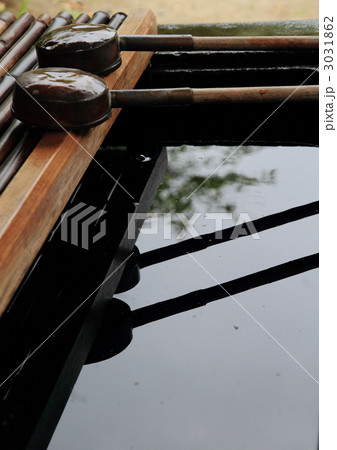 神社の手水舎の柄杓 神社の手水舎の柄杓 3031862