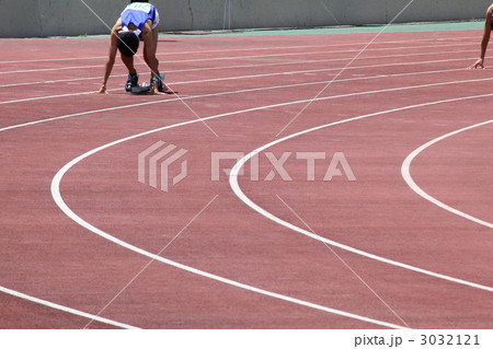 クラウチングスタート スタート 中距離走の写真素材