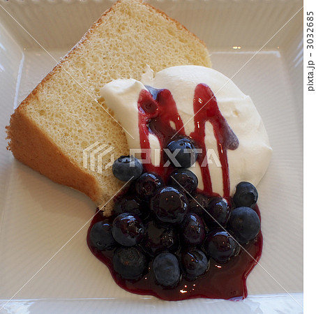 シフォンケーキ ブルーベリーソース添えの写真素材