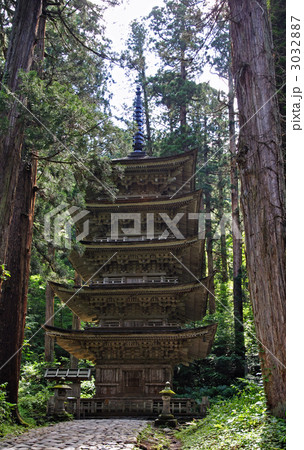 羽黒山散歩・国宝の羽黒山五重塔 3032887