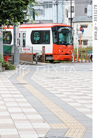 オレンジ色の都電と歩道のタイル模様 3033278