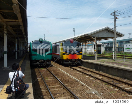 能代駅にて リゾートしらかみ 橅(ブナ)編成 くまげら編成 能代駅にて リゾートしらかみ 橅(ブナ)編成 くまげら編成 3033560