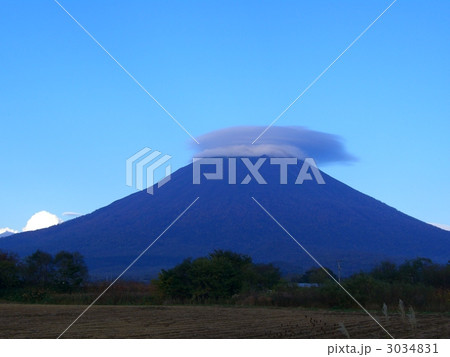雲をかぶった羊蹄山 3034831