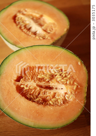 完熟して瑞々しい北海道ようていメロン　半分にカットした赤肉メロン 3035175