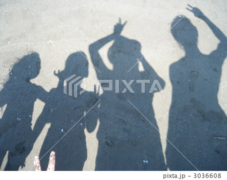 砂浜でピース 3036608