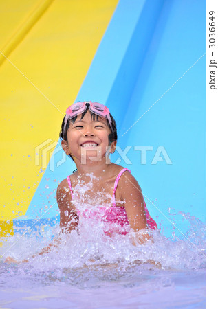プールで泳ぐ女の子 3036649