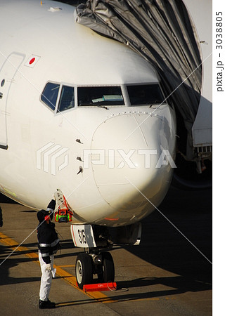 出発前点検のﾎﾞｰｲﾝｸﾞ737-800(青森県・三沢空港にて) 3038805