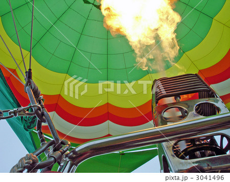 乗り場からクローズアップした気球 3041496