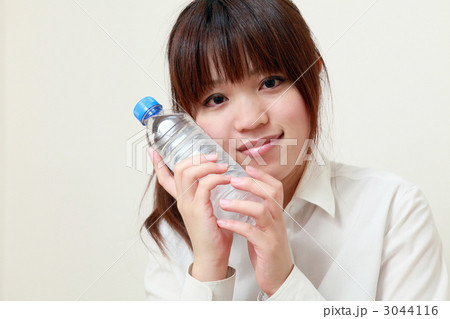 水分補給する女性 水分補給する女性 3044116