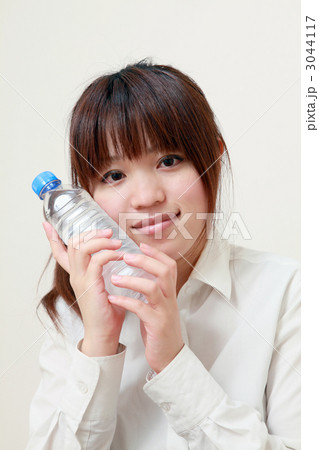 水分補給する女性 水分補給する女性 3044117