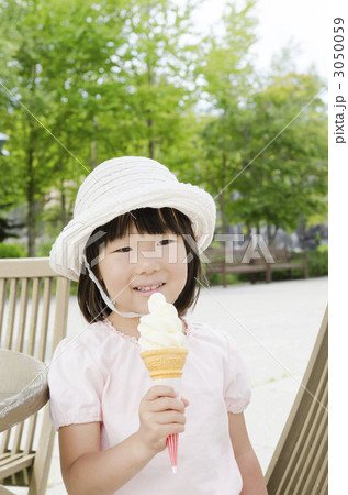 アイスクリームと女の子の写真素材