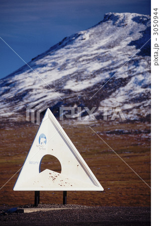 カナダ最北の道路の州境 3050944