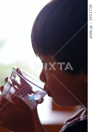 水を飲む子供 水を飲む子供 3051716