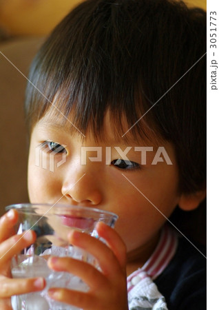 水を飲む子供 水を飲む子供 3051773