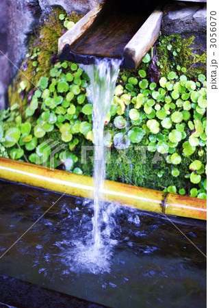 冷たい落ち水縦位置 3056070