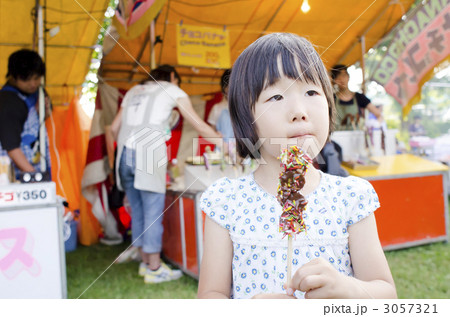 夏祭りと女の子の写真素材