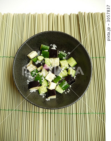 お盆　真菰(まこも)とお供え物の水の子 3057837