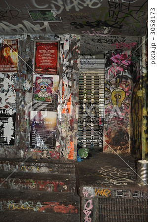 路地裏の絵画 3058173