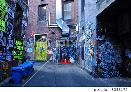 路地裏の絵画 3058175
