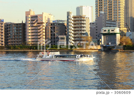 隅田川を下る水上バス 3060609