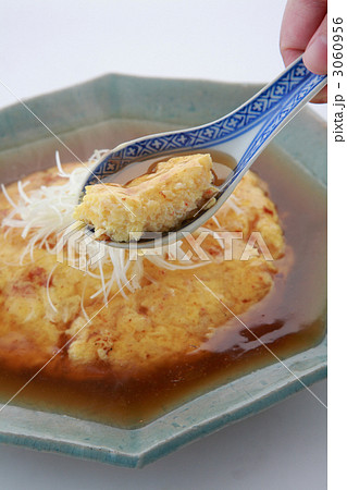 蓮華で蟹玉をすくう 3060956