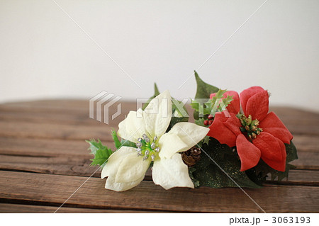 造花の赤と白のポインセチア クリスマスイメージ 造花の赤と白のポインセチア クリスマスイメージ 3063193