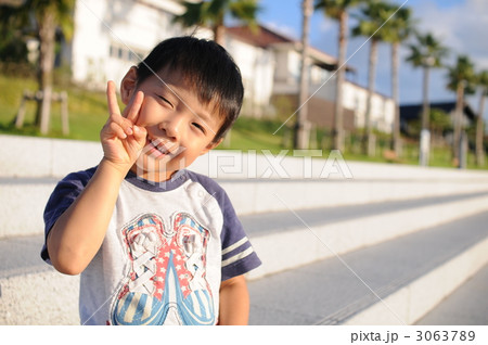 ピースサインの男の子 3063789