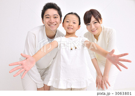 手を広げる 家族 親子の写真素材