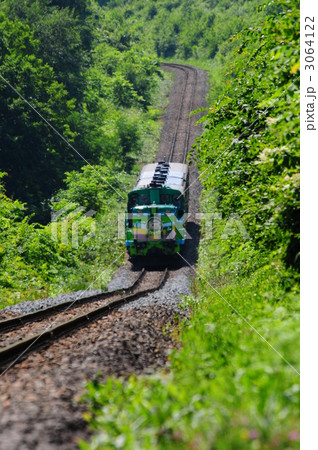 3064122