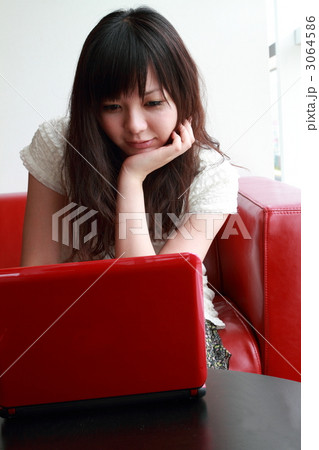 パソコンをする美少女 3064586