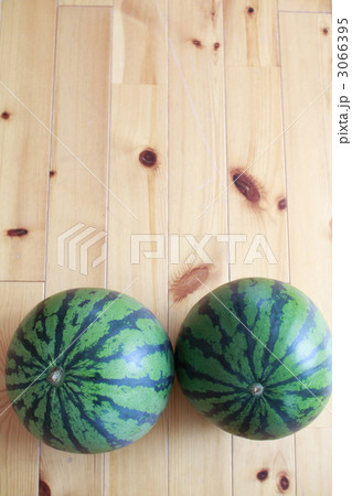 カットする前の2玉のらいでんスイカ　丸ごとスイカ 3066395