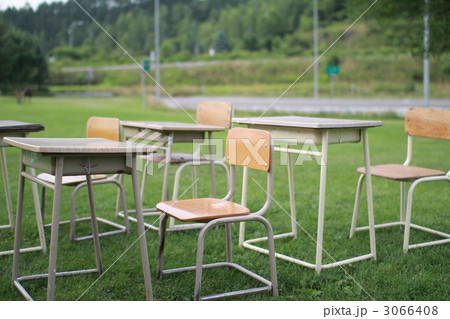 草原の中に置いてある学校の机と椅子　学習イメージ 3066408