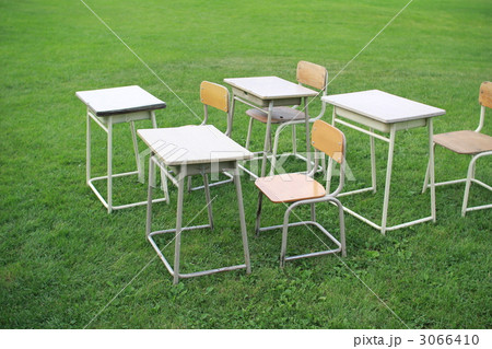 草原の中に置いてある学校の机と椅子　学習イメージ 3066410