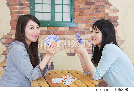 トランプで遊ぶ女性ふたりの写真素材