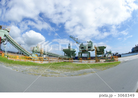 クレーンと砂利船 3068349
