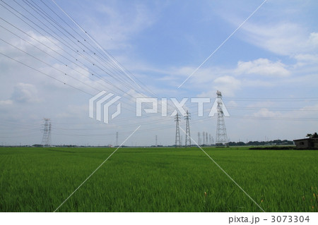 高圧塔と田園風景 3073304