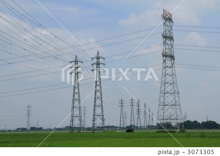 高圧塔と田園風景 3073305