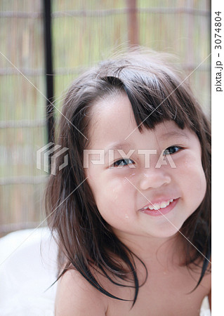 お外で水風呂に入る3歳の女の子 お外で水風呂に入る3歳の女の子 3074804