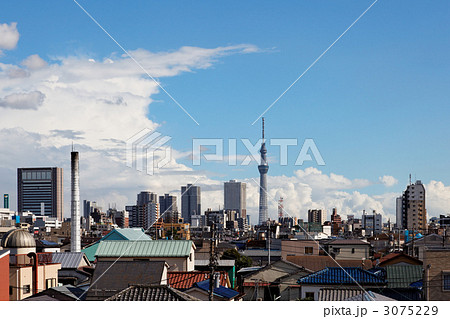雨上がりの青空が広がる下町の住宅街と東京スカイツリー 3075229