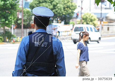 歩行者を見守る警官の写真素材