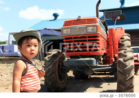 トラクターと男の子 トラクターと男の子 3076000