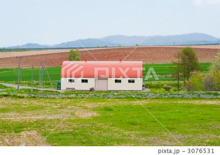 赤い屋根の納屋 3076531
