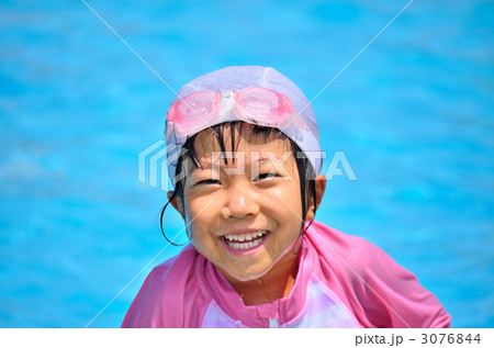 プールで泳ぐ女の子 3076844