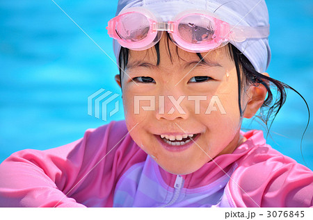 プールで泳ぐ女の子 3076845