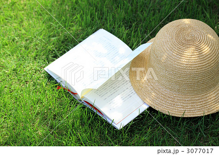 本と麦わら帽子と芝生 3077017