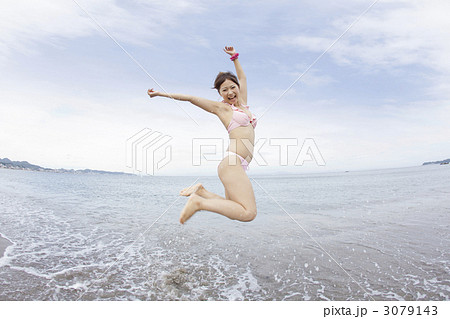 ジャンプ 水着 人物の写真素材